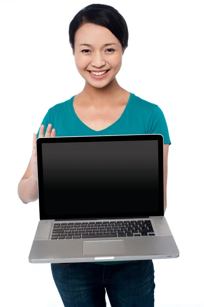 Satılık yepyeni laptop sunan satıcı kız — Stok fotoğraf