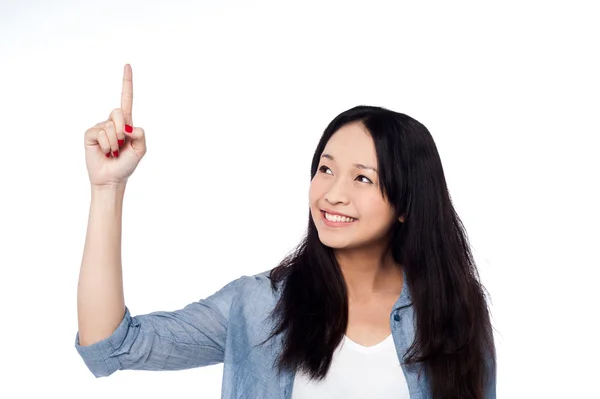 Hübsches Mädchen, das nach oben schaut und zeigt — Stockfoto