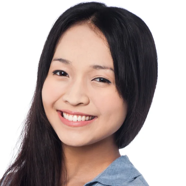 Unga leende kinesisk kvinna poserar nonchalant — Stockfoto