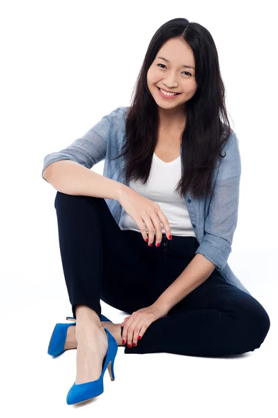 Fashionable smiling girl sitting on the floor — Stock Photo, Image