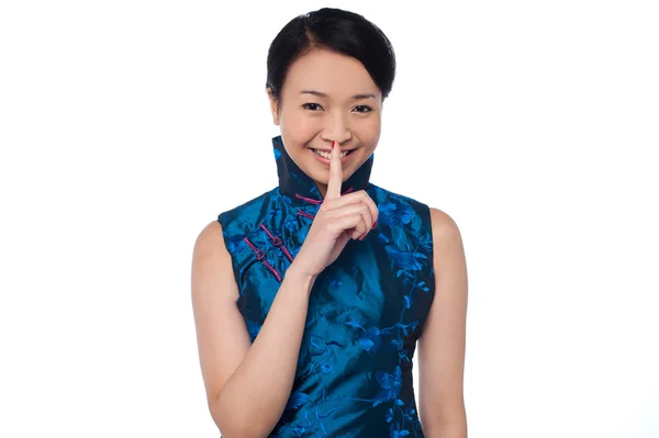 Fashionable woman putting a finger on her lips — Stock Photo, Image