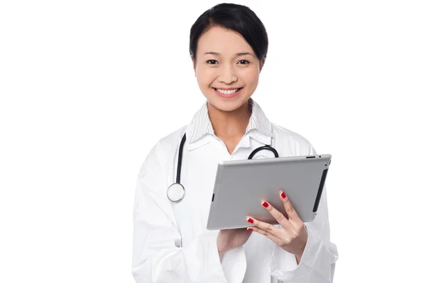 Female doctor using tablet pc — Stock Photo, Image