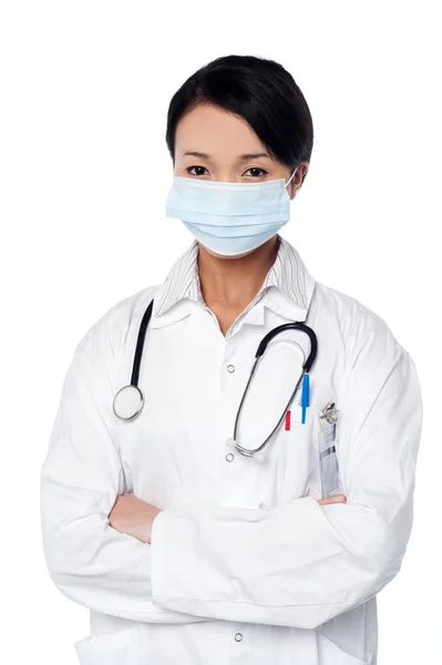 Jonge vrouwelijke chirurg dragen gezichtsmasker — Stockfoto