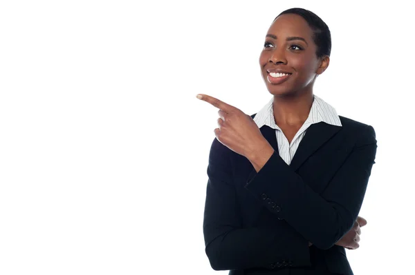 Experienced female executive pointing away — Stock Photo, Image