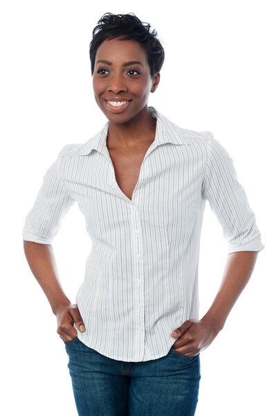 Улыбающаяся женщина средних лет позирует стильно
