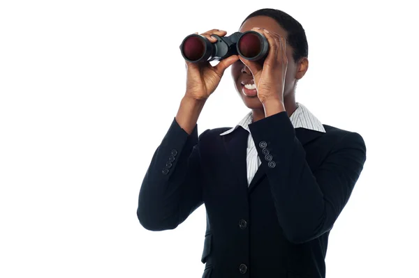 Mujer viendo a través de binocular —  Fotos de Stock