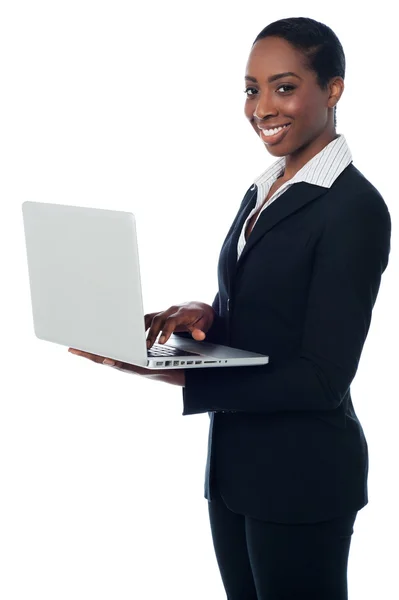Corporate dame die op laptop werkt — Stockfoto