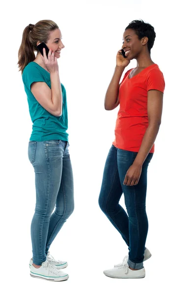 Модные женщины разговаривают по телефону — стоковое фото