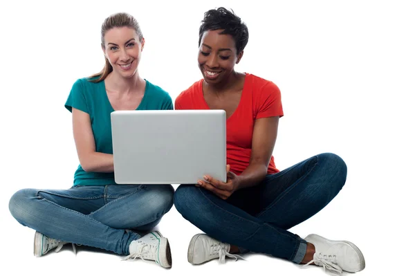 Жінки, які переглядають ноутбук — стокове фото