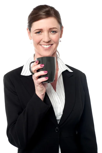 彼女はコーヒーを楽しんでいるきれいな女性のマネージャー — ストック写真