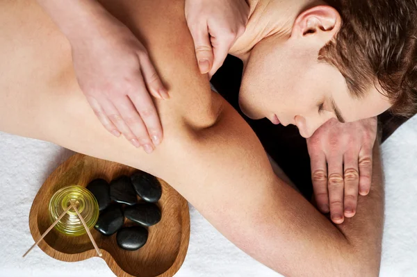 Junger Mann bekommt Massage — Stockfoto