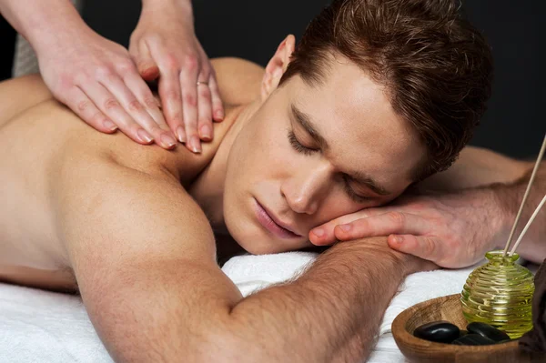 Junger Mann bekommt Wellness-Massage — Stockfoto