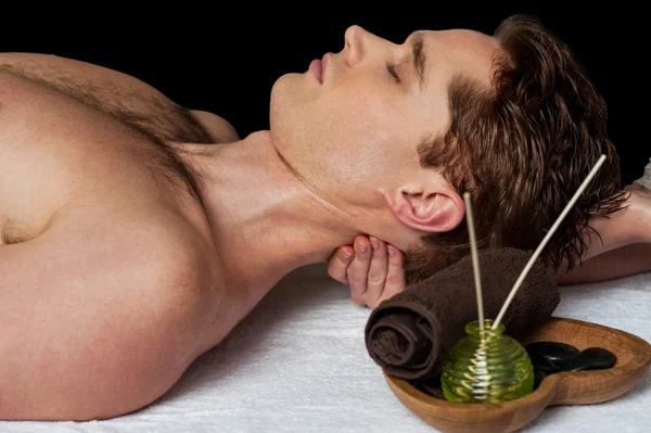 Massagista fazendo massagem no pescoço — Fotografia de Stock