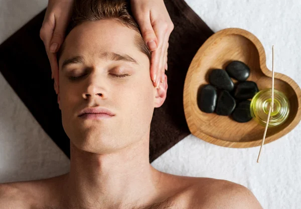 Kopfmassage auf Mann im Wellnessbereich — Stockfoto