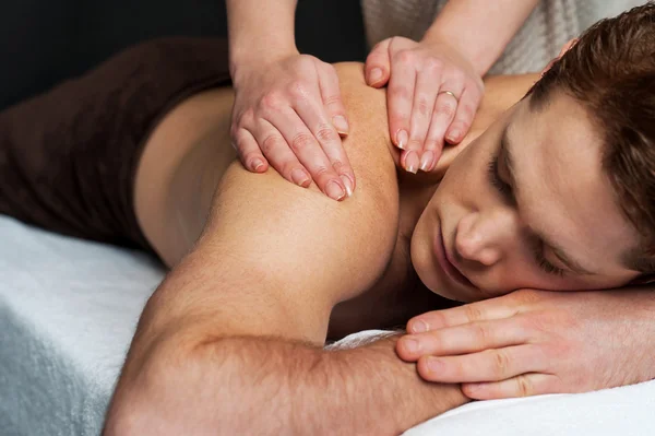 Jovem recebendo massagem — Fotografia de Stock