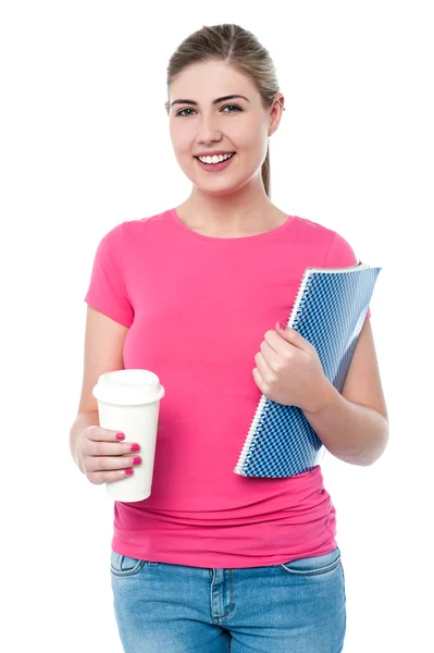 ノートブックとコーヒーのカップを持つ女性 — ストック写真