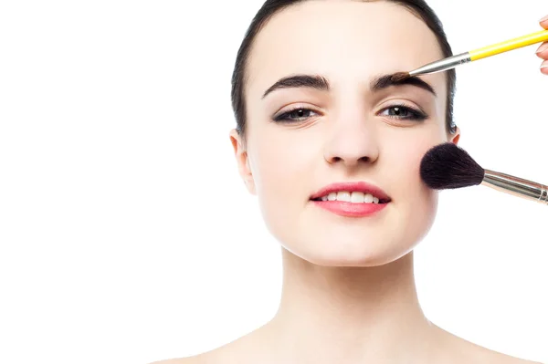 Mujer aplicando maquillaje — Foto de Stock