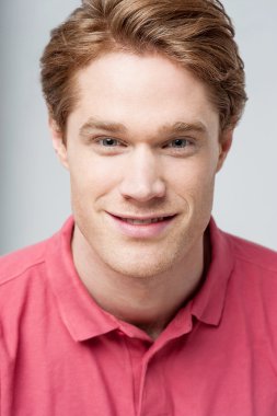 gülümseyen yakışıklı adam