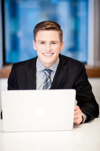 Geschäftsmann mit Computer — Stockfoto