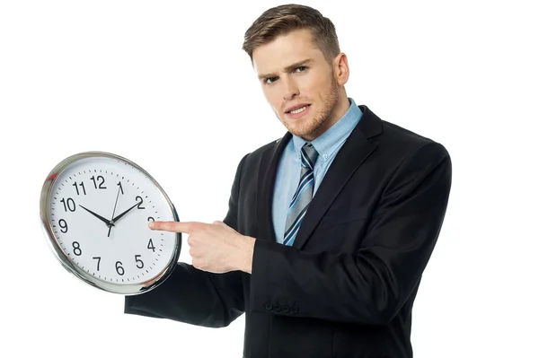 Empresário mostrando um relógio — Fotografia de Stock