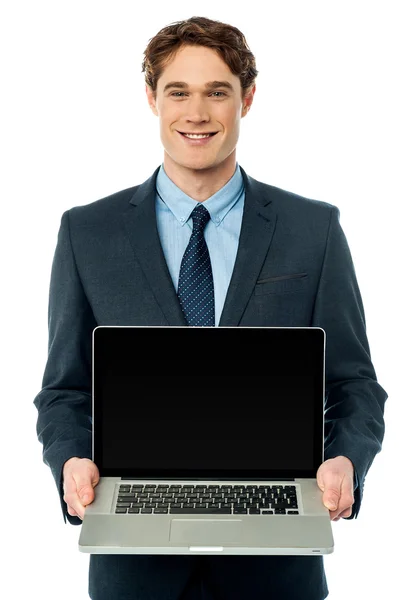 Konzernchef präsentiert Laptop — Stockfoto