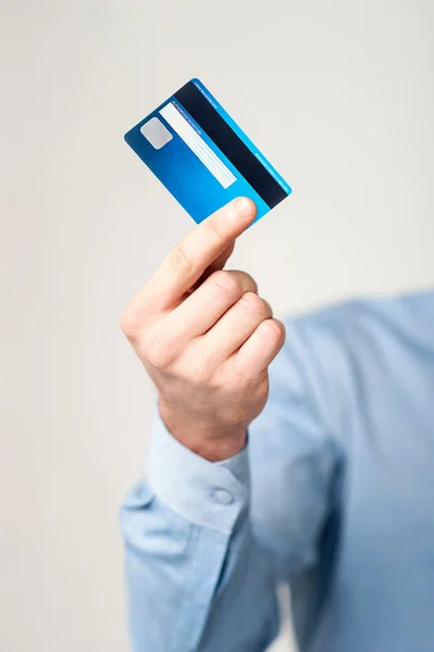 Hombre mostrando su tarjeta de efectivo — Foto de Stock