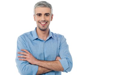 Orta gülümseyen yaşlı adam beyaz izole