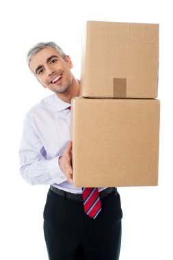 yaşlı adam karton kutular holding