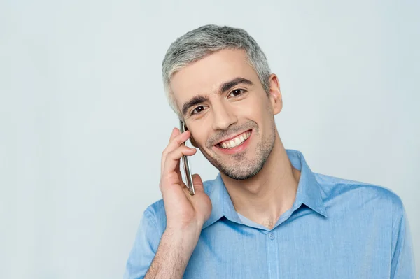 Homme d'âge moyen parlant sur téléphone portable — Photo