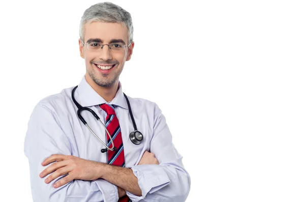 Médico anciano sonriente, brazos cruzados — Foto de Stock