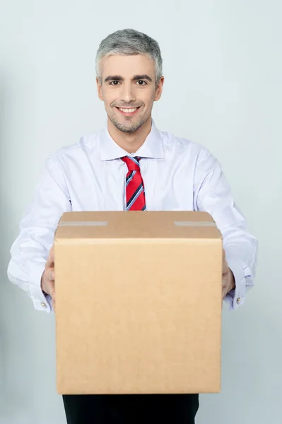 Smiling aged delivery man — Stock Photo, Image