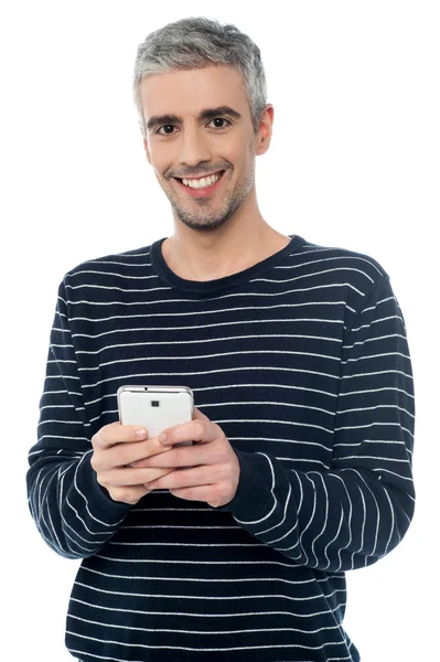 Senior man on smart phone — Stockfoto