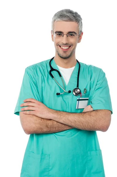 Medico sorridente con stetoscopio — Foto Stock