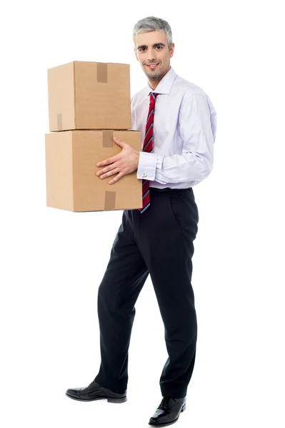 Hombre corporativo sosteniendo pila de cajas de paquetes — Foto de Stock