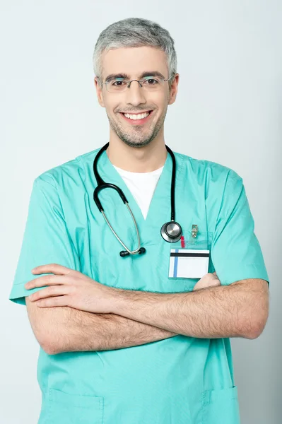 Lächelnder Arzt, verschränkte Arme — Stockfoto