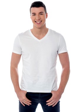 elleri cebinde rahat genç adam