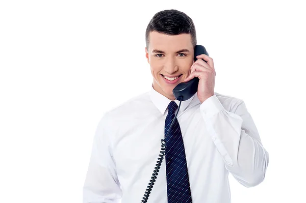 Jonge professionele antwoordende telefoongesprek — Stockfoto