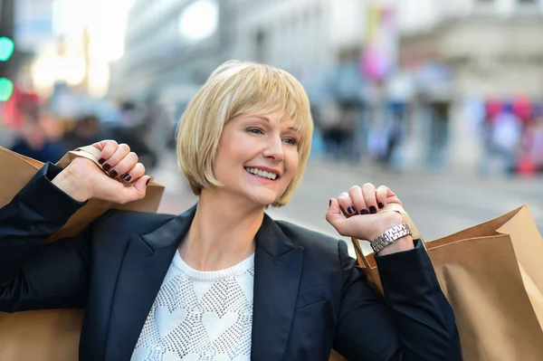 Mujer de negocios alegre sosteniendo bolsas de compras — Foto de Stock