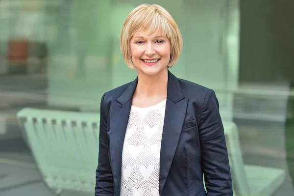 Smiling female executive posing confidently — Stock Photo, Image