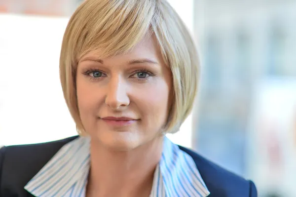 Femme d'affaires occasionnelle au bureau — Photo