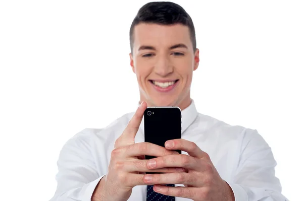 Glimlachend jonge ontspannen zakenman — Stockfoto
