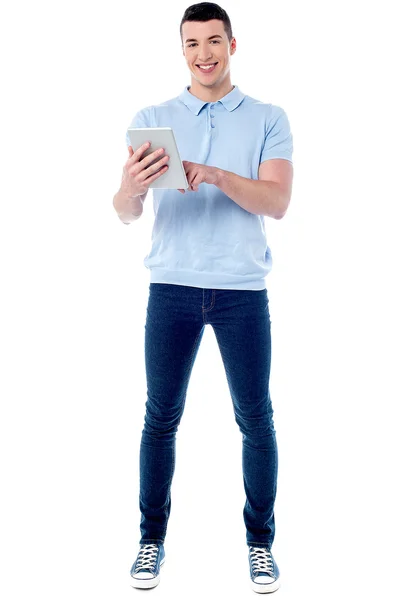 Jonge kerel zijn tablet pc gebruiken — Stockfoto