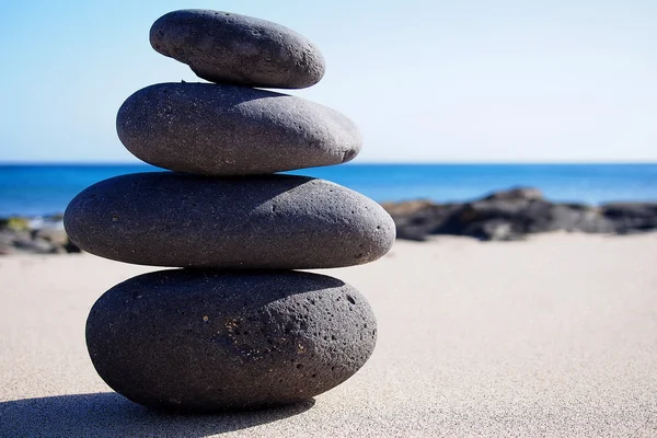Stapel von Zen-Steinen im Sand — Stockfoto