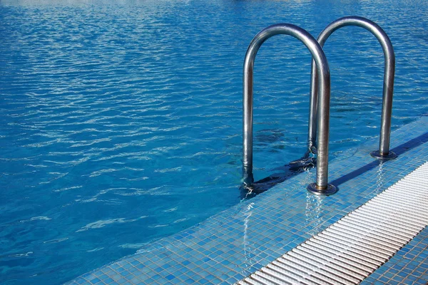 강철 사다리에 있는 수영장 — 스톡 사진