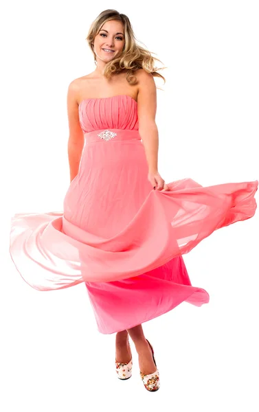 Mooie jonge in wapperen partij jurk — Stockfoto