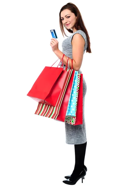 Молода жінка тримає сумки і кредитну картку — стокове фото