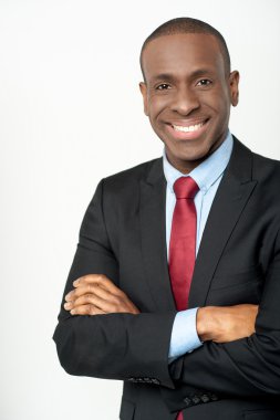 jonge zakenman zijn auto parkeren