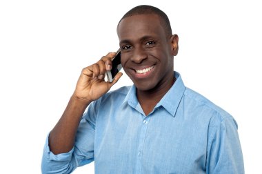 genç yakışıklı bir adamla bir telefon katılıyor
