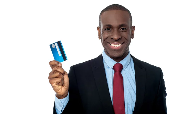 Affärsman som visar sitt kreditkort — Stockfoto