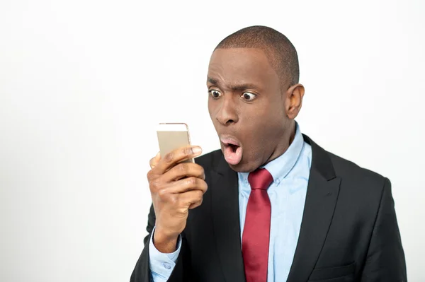 Angry businessman reading text messages — Stock Photo, Image